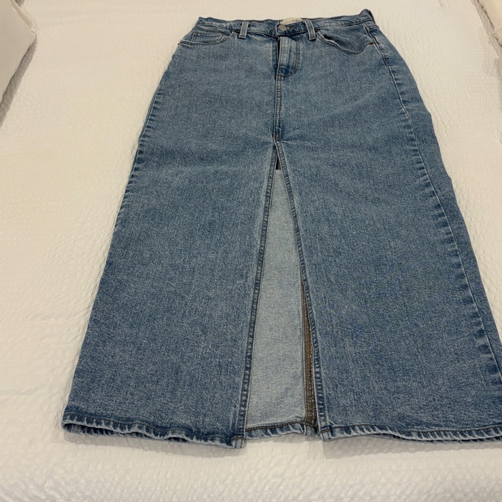 Universal Thread Classic Blue Denim women’s size 4 runs big more like a six